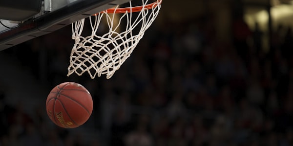 篮球运动员高高跃起扣篮的精彩瞬间